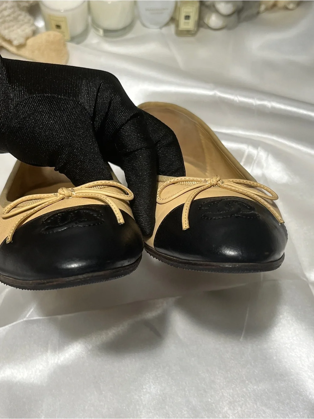 CHANEL Two-Tone Beige and Black Leather Ballet Flats with Bow
